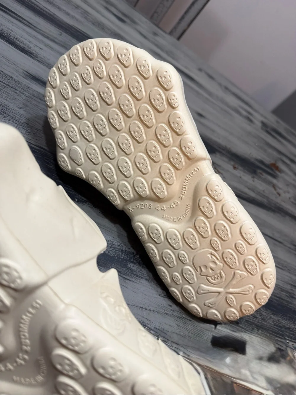 ☠️ Men’s Size 12 Skull Slide Sandals in Cream New without Tags 💀 - Picture 9 of 10